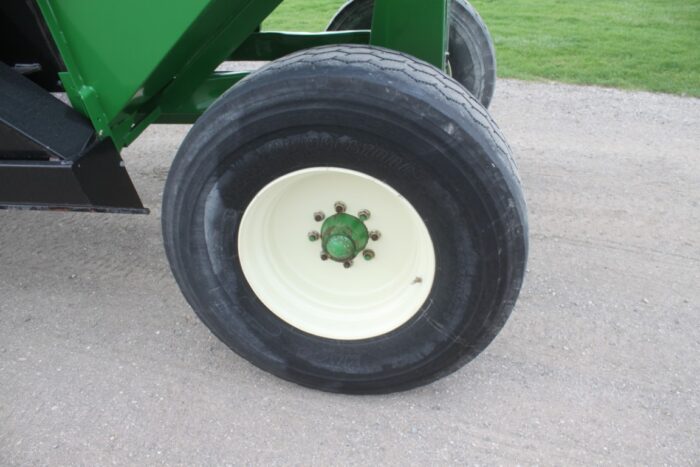Unverferth 530 gravity wagon, tarp, brakes, HD tires, lights, low usage - Image 13
