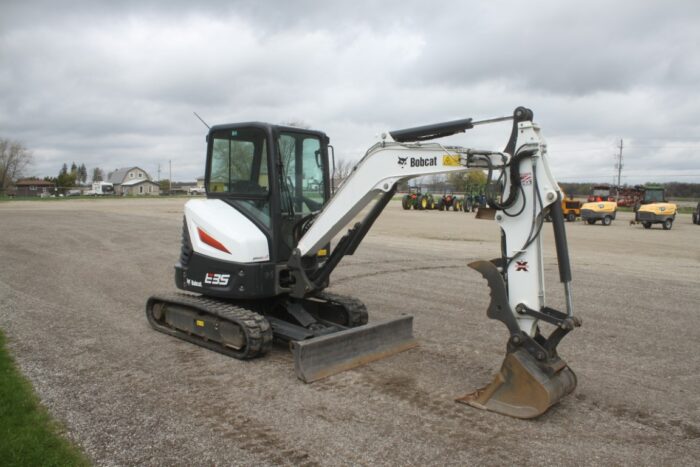 Bobcat E35 excavator, cab, air, thumb, angle blade, extendable arm - Image 4