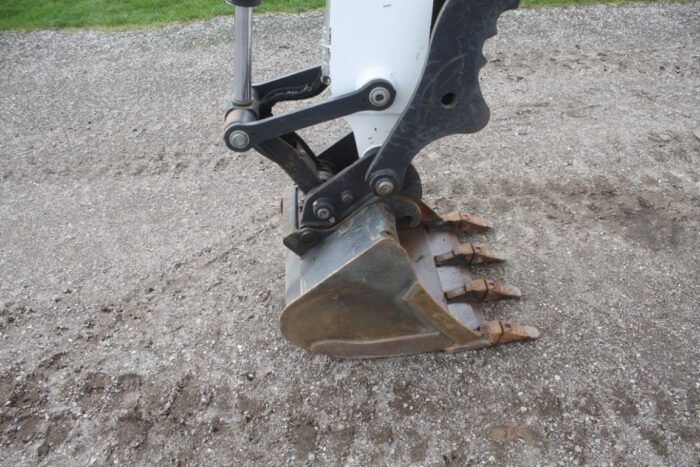 Bobcat E35 excavator, cab, air, thumb, angle blade, extendable arm - Image 16