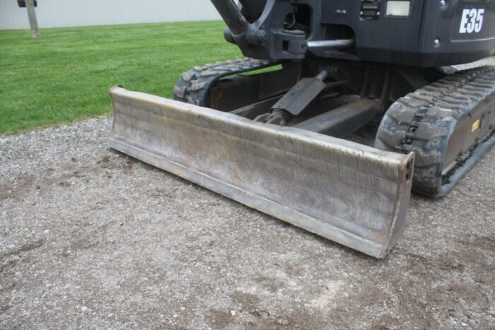 Bobcat E35 excavator, cab, air, hydraulic thumb, extendable stick, dozer blade, 2200 hours - Image 12