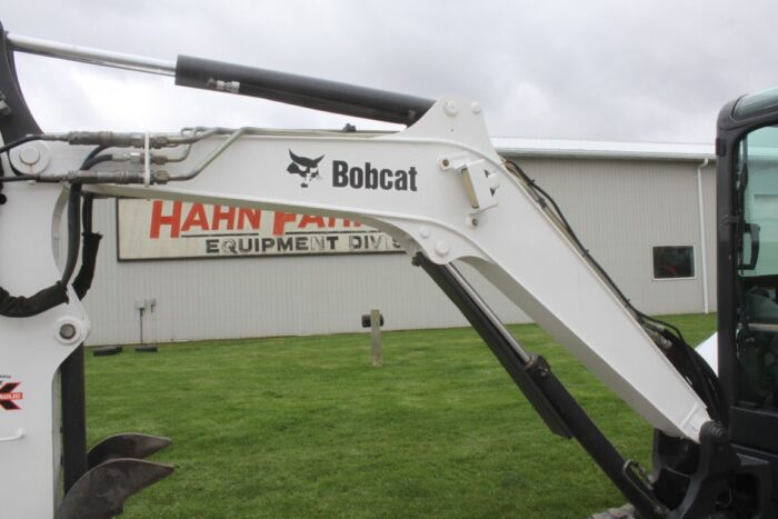 Bobcat E35 excavator, cab, air, hydraulic thumb, extendable stick, dozer blade, 2200 hours - Image 13