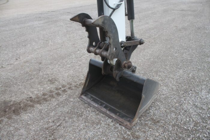 Bobcat E35 excavator, cab, air, hydraulic thumb, extendable stick, dozer blade, 2200 hours - Image 15