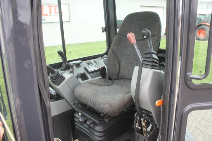 Bobcat E35 excavator, cab, air, hydraulic thumb, extendable stick, dozer blade, 2200 hours - Image 21