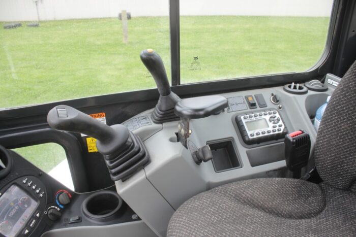 Bobcat E35 excavator, cab, air, hydraulic thumb, extendable stick, dozer blade, 2200 hours - Image 22