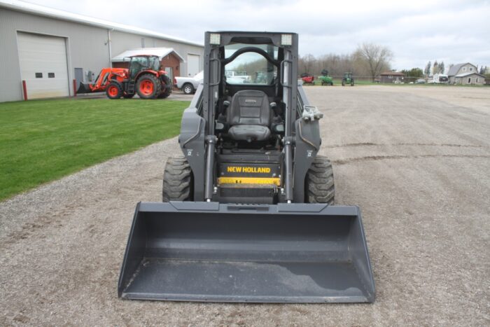New Holland L218 skidsteer, rops, pilot controls, aux hyd, 895 hours, 2 speed, Shibura engine - Image 3