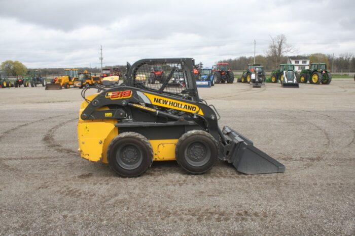 New Holland L218 skidsteer, rops, pilot controls, aux hyd, 895 hours, 2 speed, Shibura engine - Image 5
