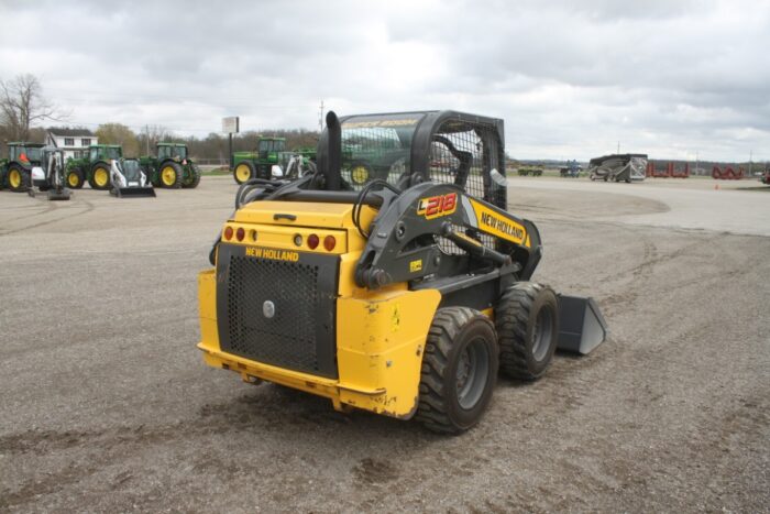 New Holland L218 skidsteer, rops, pilot controls, aux hyd, 895 hours, 2 speed, Shibura engine - Image 6