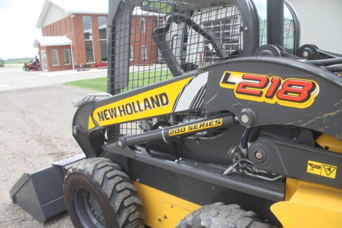 New Holland L218 skidsteer, rops, pilot controls, aux hyd, 895 hours, 2 speed, Shibura engine - Image 10