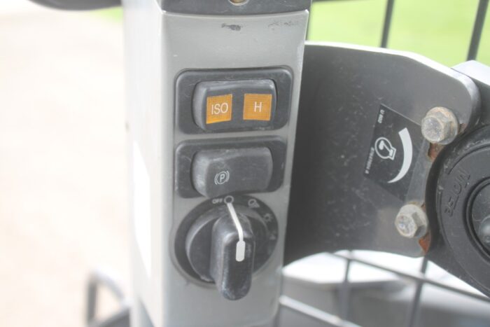 New Holland L218 skidsteer, rops, pilot controls, aux hyd, 895 hours, 2 speed, Shibura engine - Image 17