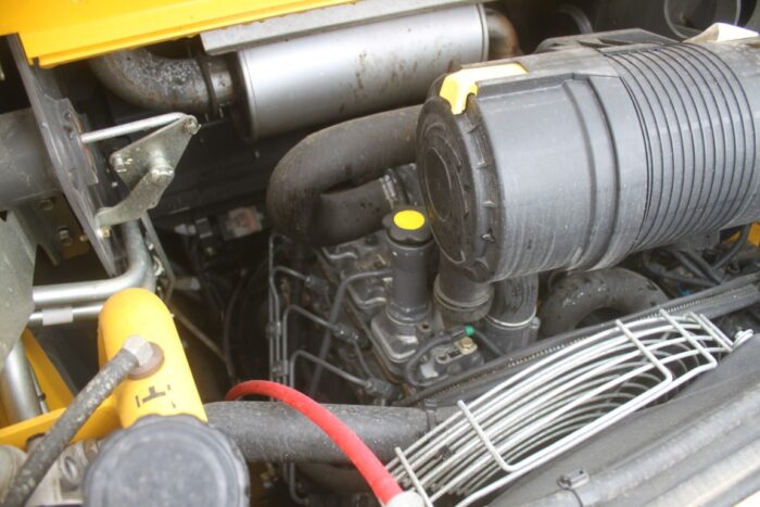 New Holland L218 skidsteer, rops, pilot controls, aux hyd, 895 hours, 2 speed, Shibura engine - Image 19