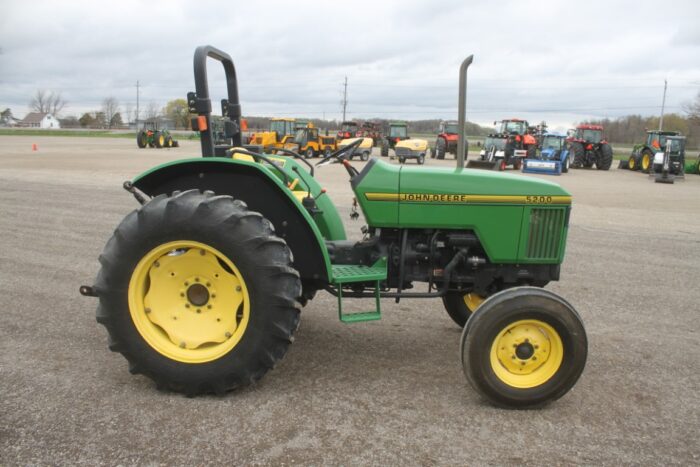 JD 5200 2wd tractor, rops, 2 sets of remotes, only 734 hours, local estate - Image 5