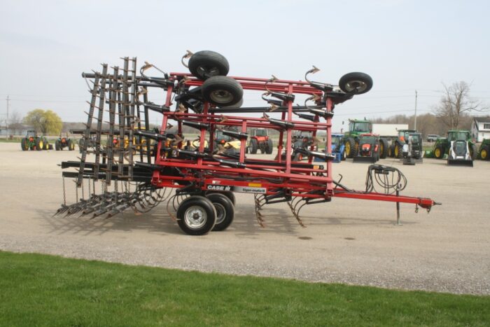 Case/Int Tigermate II 26-1/2' cultivator, C-shank, 5 bar Remlinger floating spike harrow, rear hitch and hydraulics - Image 5