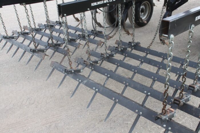 Case/Int Tigermate II 26-1/2' cultivator, C-shank, 5 bar Remlinger floating spike harrow, rear hitch and hydraulics - Image 11