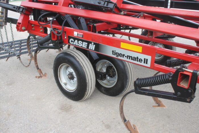 Case/Int Tigermate II 26-1/2' cultivator, C-shank, 5 bar Remlinger floating spike harrow, rear hitch and hydraulics - Image 19