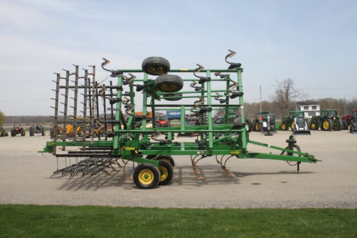 JD 2210 27' cultivator, 5 bar spike harrow, factory rear hitch & hydraulics, knock on sweeps - Image 5