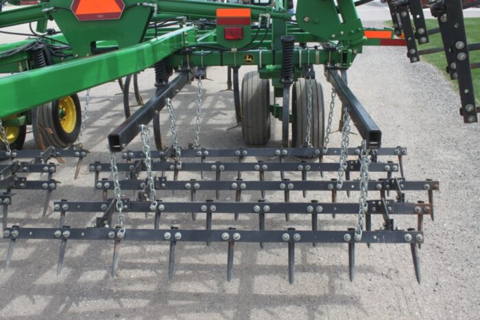 JD 2210 27' cultivator, 5 bar spike harrow, factory rear hitch & hydraulics, knock on sweeps - Image 11