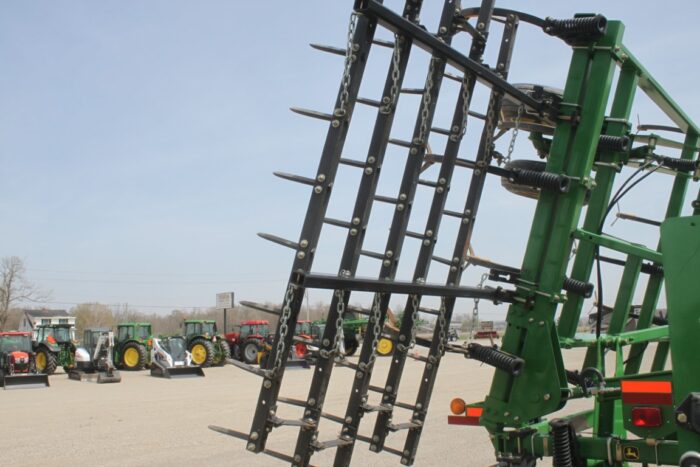 JD 2210 27' cultivator, 5 bar spike harrow, factory rear hitch & hydraulics, knock on sweeps - Image 13