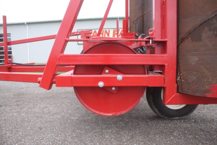 R & R 32' hydraulic land roller, lights, hwy service 12 ply tires - Image 10