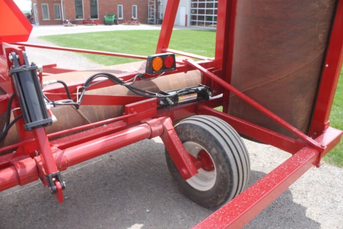 R & R 34' hydraulic land roller, lights, hwy service 12 ply tires - Image 8