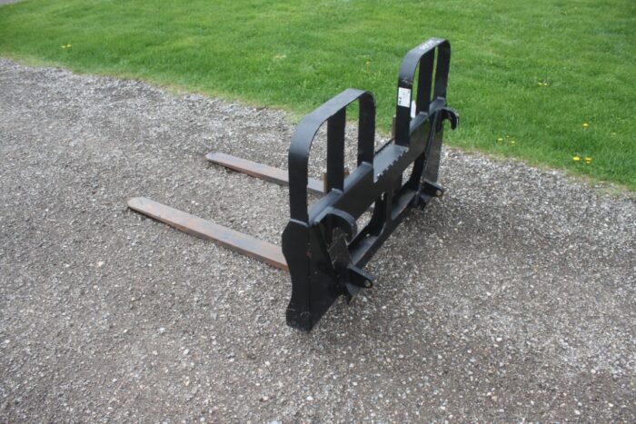 HLA 4200 lb pallet forks, Euro coupler - Image 4