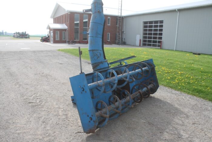 Lucknow 8 1/2' double auger snowblower, hydraulic turn - Image 5