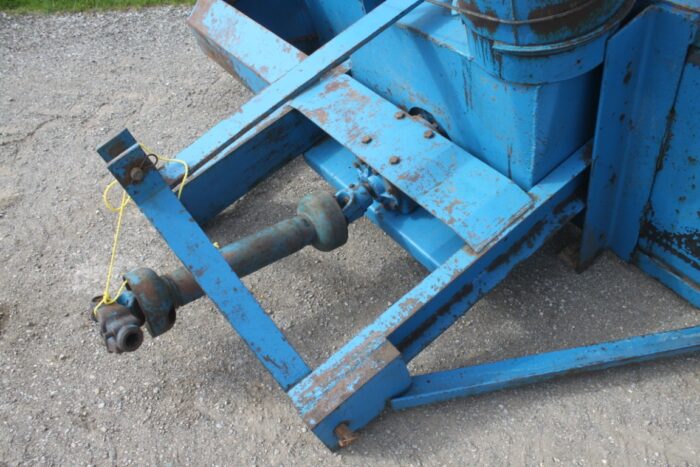 Lucknow 8 1/2' double auger snowblower, hydraulic turn - Image 7