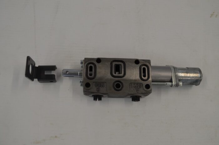 一 L7233A self cancelling detent rear remote valve