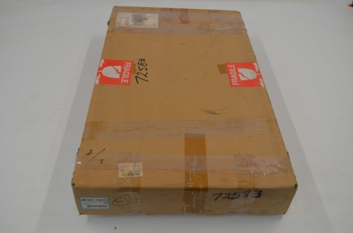 一 Kubota 3C591-70540 glass, RH quarter window to fit M5040DTC, M5140DTC, M6040DTC - Image 3