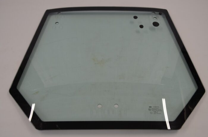 一 Kubota 3C87170550 glass, rear window to fit M7040, M9540