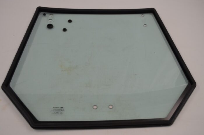 一 Kubota 3C87170550 glass, rear window to fit M7040, M9540 - Image 2