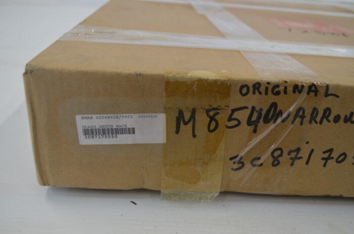 一 Kubota 3C87170550 glass, rear window to fit M7040, M9540 - Image 4