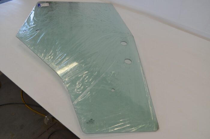 一 Kubota RH door glass to fit many Kubota's, M95, M105, M4900, M5700, M6800, M8200, M9000 etc, green glass - Image 2