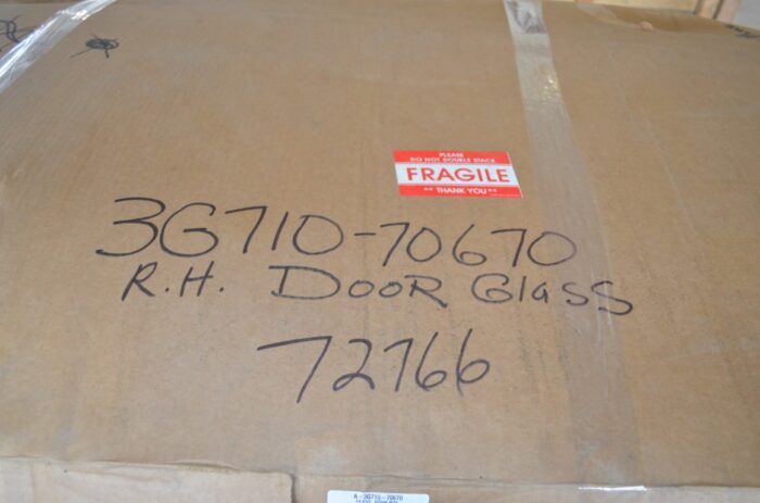 一 Kubota RH door glass to fit many Kubota's, M95, M105, M4900, M5700, M6800, M8200, M9000 etc, green glass - Image 6