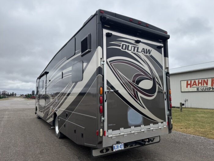 Thor 37Rb, V10 gas motorhome with toy hauler - Image 14