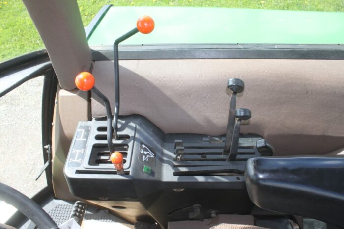 JD 2750 2wd tractor, cab, air, hi/lo, 18.4x30, 2 remotes, 5740 hours - Image 16