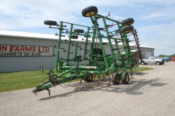 JD 2210 31' cultivator, 5 bar spike harrow, rear hitch, gauge wheels - Image 2