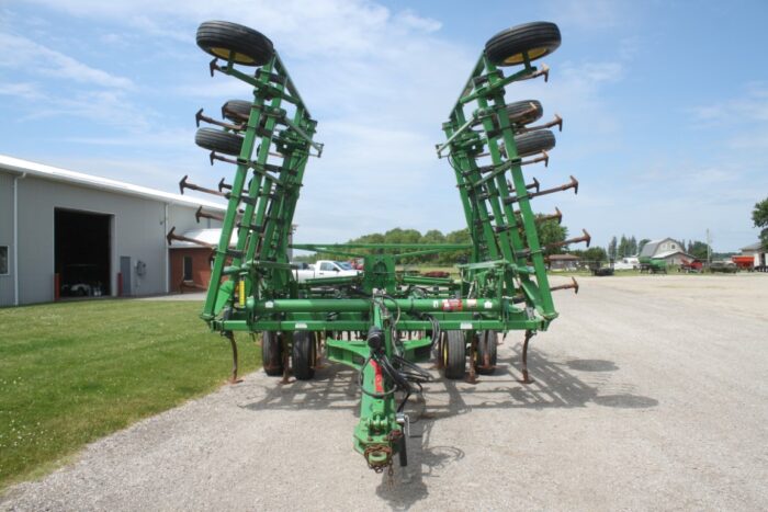 JD 2210 31' cultivator, 5 bar spike harrow, rear hitch, gauge wheels - Image 3