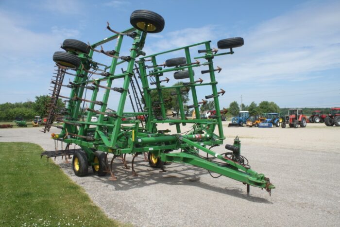 JD 2210 31' cultivator, 5 bar spike harrow, rear hitch, gauge wheels - Image 4