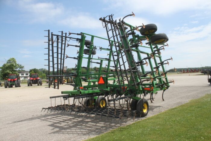 JD 2210 31' cultivator, 5 bar spike harrow, rear hitch, gauge wheels - Image 6