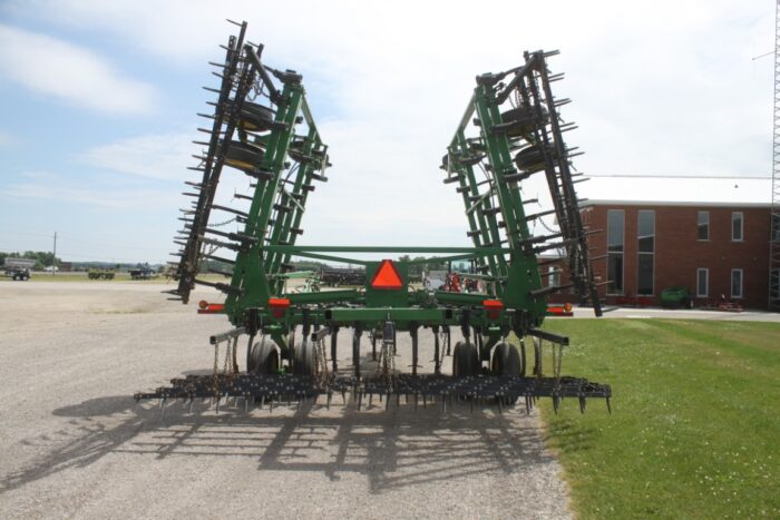JD 2210 31' cultivator, 5 bar spike harrow, rear hitch, gauge wheels - Image 7