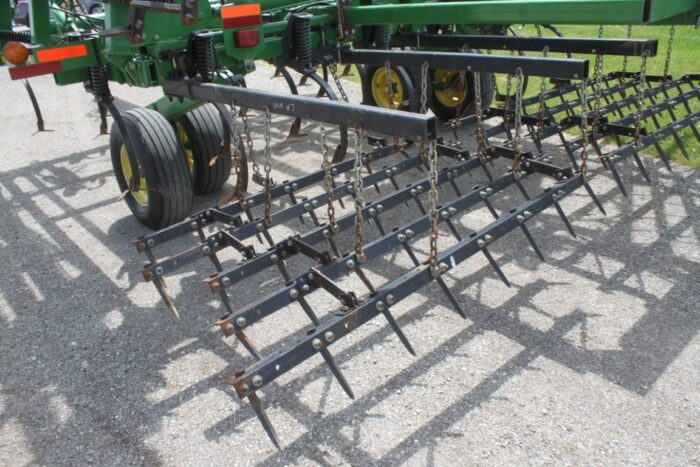 JD 2210 31' cultivator, 5 bar spike harrow, rear hitch, gauge wheels - Image 9