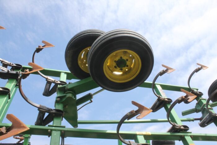 JD 2210 31' cultivator, 5 bar spike harrow, rear hitch, gauge wheels - Image 13