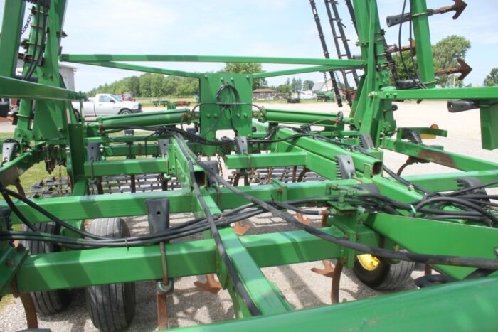 JD 2210 31' cultivator, 5 bar spike harrow, rear hitch, gauge wheels - Image 14