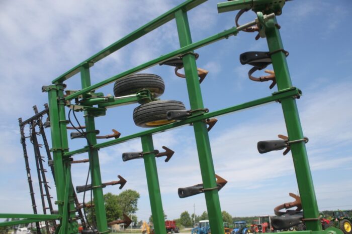 JD 2210 31' cultivator, 5 bar spike harrow, rear hitch, gauge wheels - Image 15
