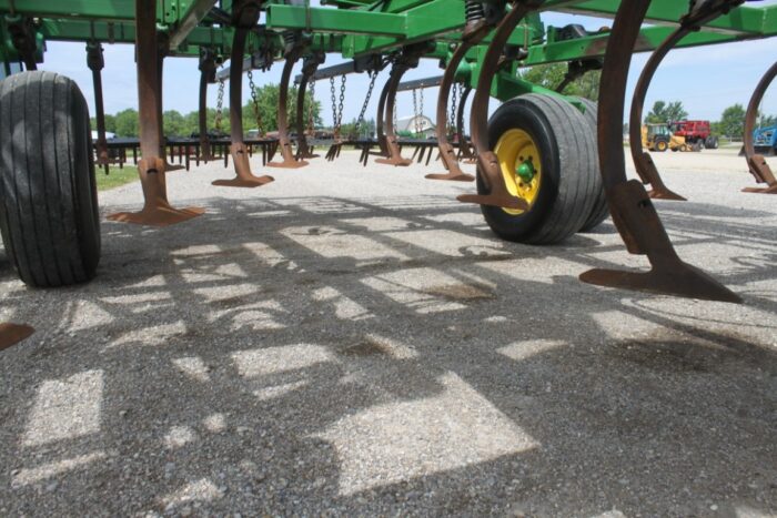 JD 2210 31' cultivator, 5 bar spike harrow, rear hitch, gauge wheels - Image 16