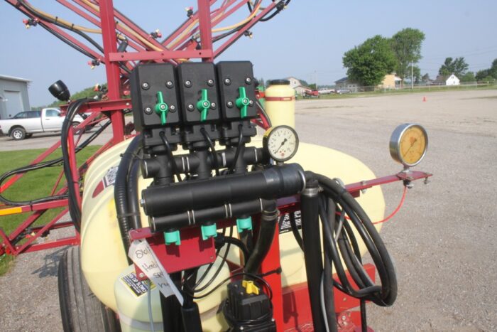 Hardi TR300 single axle sprayer, hydraulic lift, electric controls, foam marker - Image 12