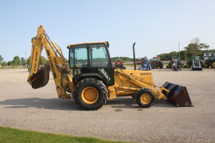 Ford 555D 4wd backhoe, extendahoe, cab, 87" front bucket, 23" ditching bucket, one owner, 2472 hours - Image 5