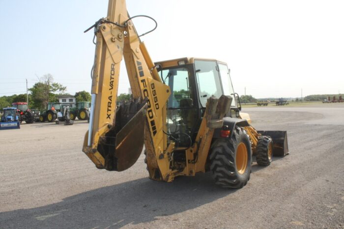 Ford 555D 4wd backhoe, extendahoe, cab, 87" front bucket, 23" ditching bucket, one owner, 2472 hours - Image 6