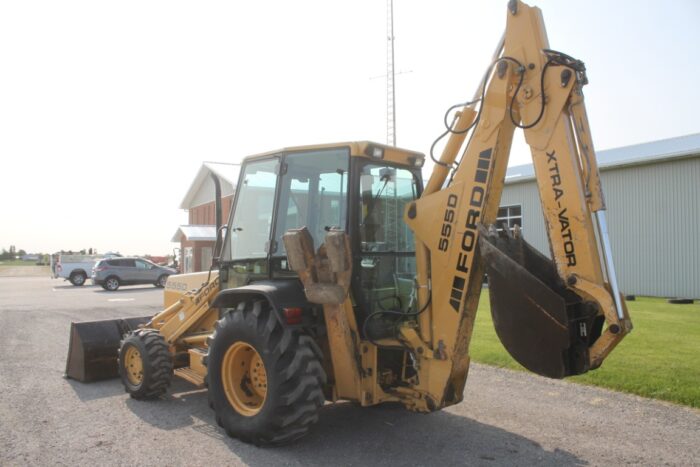 Ford 555D 4wd backhoe, extendahoe, cab, 87" front bucket, 23" ditching bucket, one owner, 2472 hours - Image 7