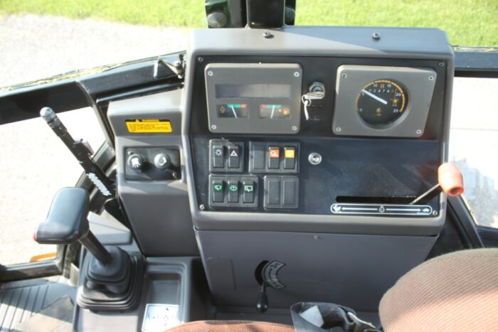 Ford 555D 4wd backhoe, extendahoe, cab, 87" front bucket, 23" ditching bucket, one owner, 2472 hours - Image 25